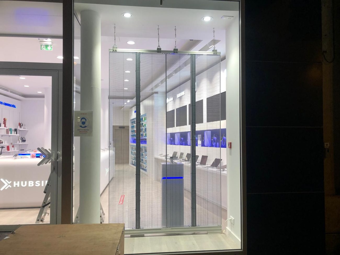 Vitrine équipée d'un écran transparent